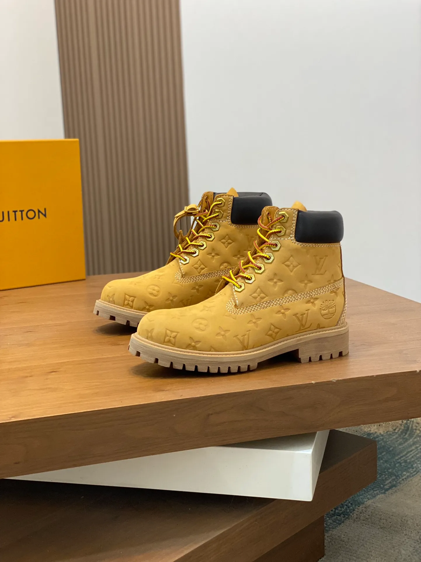 Men's shoes💰💰760 couple model👫 Loui* Vuitto* x Timberlan* co-branded presbyopia rhubarb boots ankle boots short boots, LV x Timberland ankle boots are made of Monogram embossed waterproof nubuck cow leather, relying on the brand's exquisite craftsmanship to carefully reshape the classic Timberland 6-inch boot shape in Italy, making an eye-catching appearance with American workwear style Pharrell Williams The 2025 autumn and winter men's wear show created by. The Monogram embossed tongue, original Timberland laces and outsole are exquisite details, the leather label expresses the cooperation logo, and the delivery counter is exquisitely packaged! ▪️Size: Women's 35-40 (customized in 40) ▪️Size: Men's 39-46 (45/46 customized)